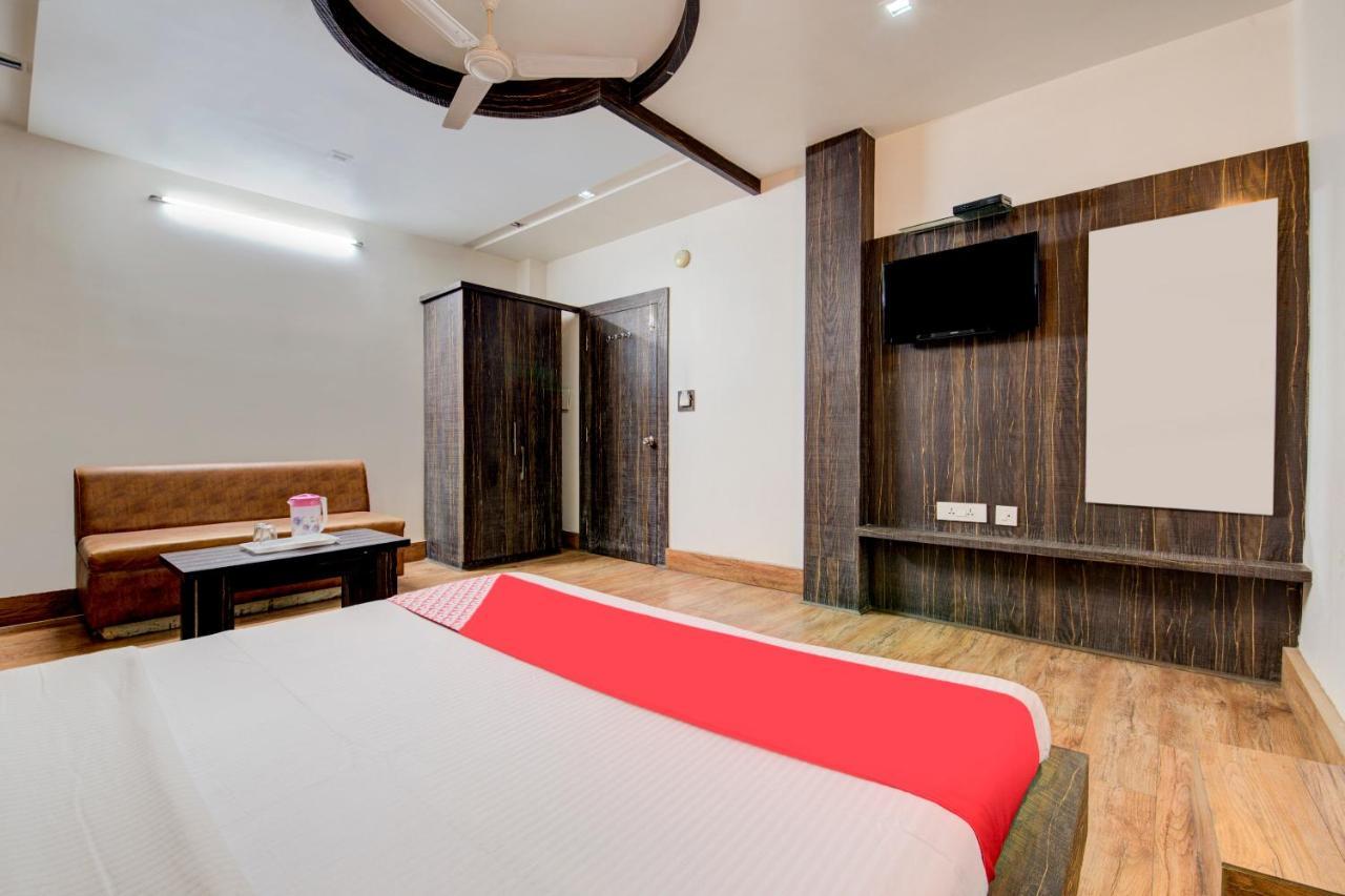 Vaccinated Staff - Oyo 6644 Rittika Mansion 3* Kolkata