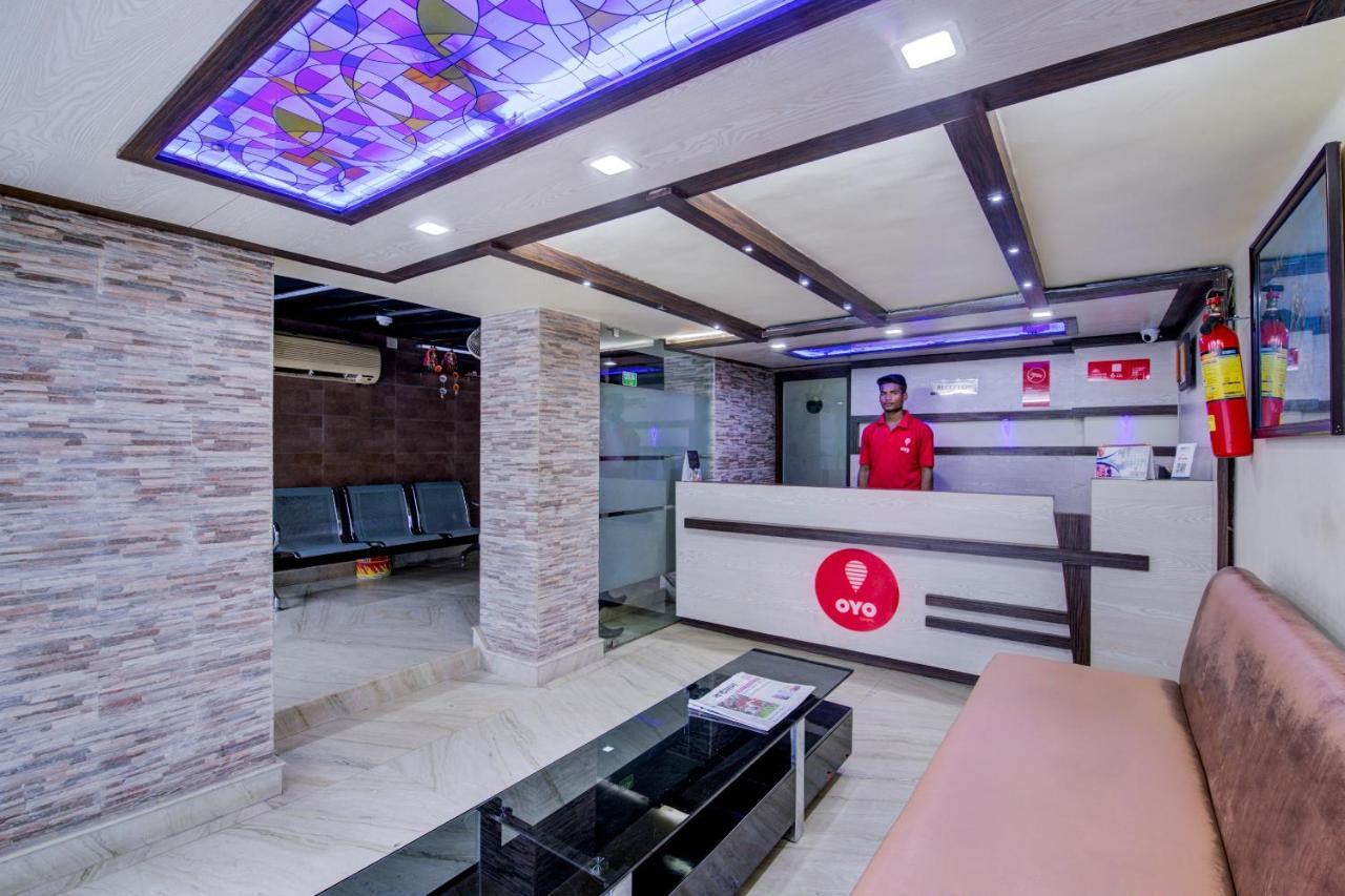 Vaccinated Staff - Oyo 6644 Rittika Mansion 3* Kolkata