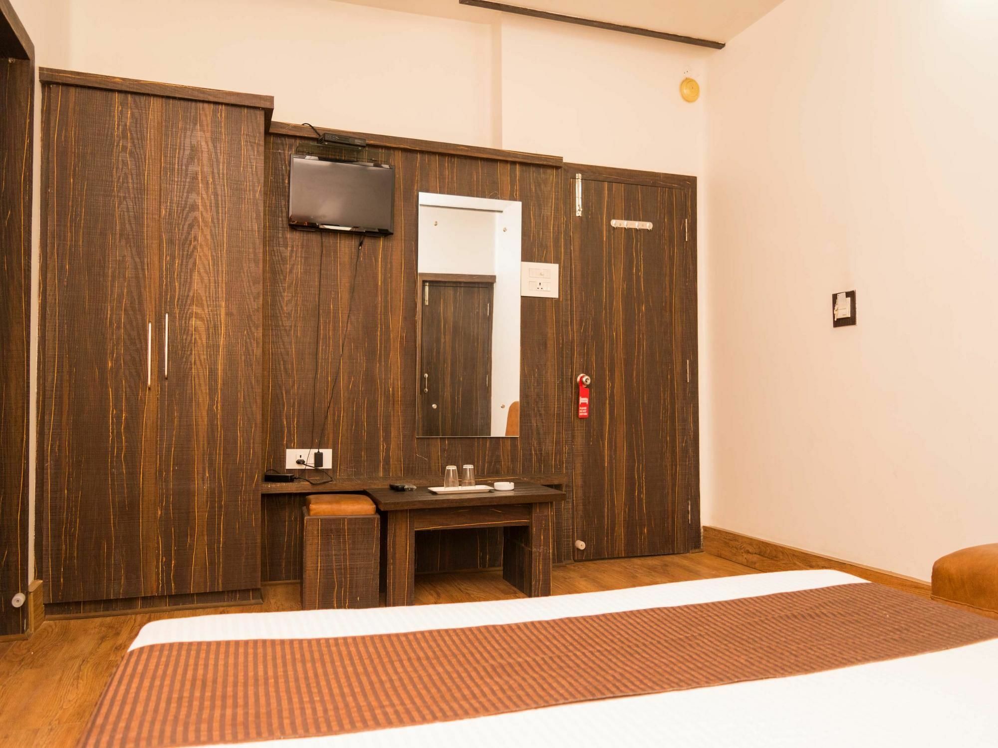 Hotel Vaccinated Staff - Oyo 6644 Rittika Mansion